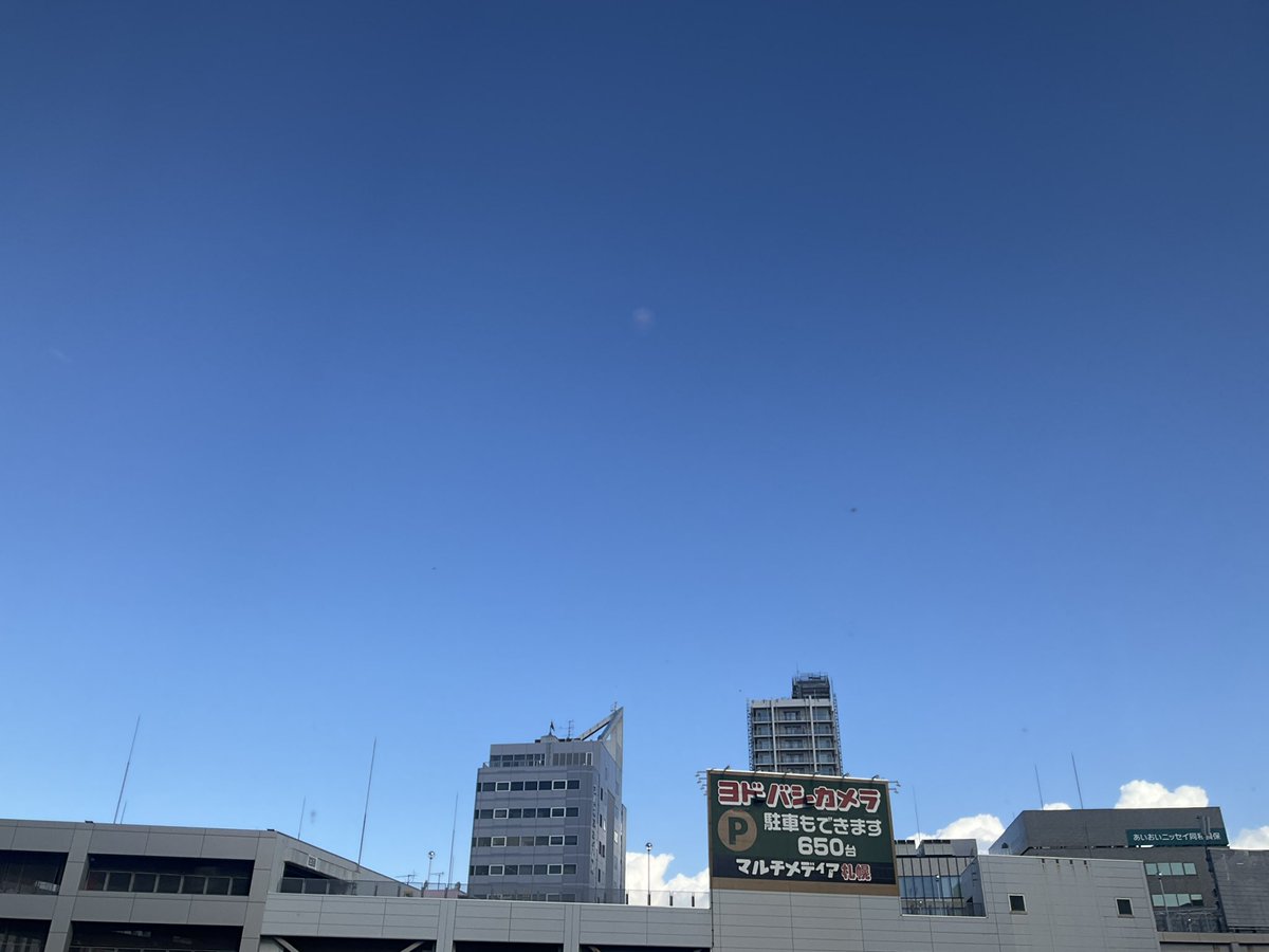 xStation01's tweet photo. おはようございます☀️
HOKKAIDO xStation01受付です🦔

現在の #札幌駅 は晴れ☀️
気温は14℃🌡

今朝は寒かったですね🥶
今日は一日を通して20℃届かないようです🍁
朝晩冷え込んできましたので
皆さま暖かくしてお過ごしくださいね🧣
本日もお待ちしております🤗

#SAPPORO #コワーキングスペース https://t.co/zJ35zBk39N
