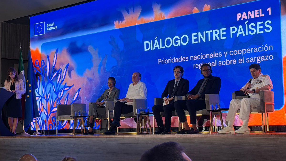 GSandovalSalas's tweet photo. Cada tonelada de sargazo que logramos captar antes de que llegue a nuestras playas significa menos afectaciones a nuestros ecosistemas y abre nuevas posibilidades para su aprovechamiento. 
Hoy acompañé en Cancún la 4ª Conferencia UE–Caribe Global Gateway sobre Sargazo, un encuentro que reúne a México, la Unión Europea y países del Caribe para sumar capacidades y construir soluciones regionales frente a este desafío.
En representación de nuestra secretaria @aliciabarcena, el subsecretario José Luis Samaniego destacó los avances de la Estrategia Nacional de Atención y Manejo del Sargazo, coordinada por @FonaturMX, así como la importancia de avanzar hacia su industrialización.
Con gobiernos, organismos internacionales, academia, banca de desarrollo y sector privado, seguimos construyendo alianzas para proteger nuestras costas y encontrar nuevas formas de aprovechar el sargazo.