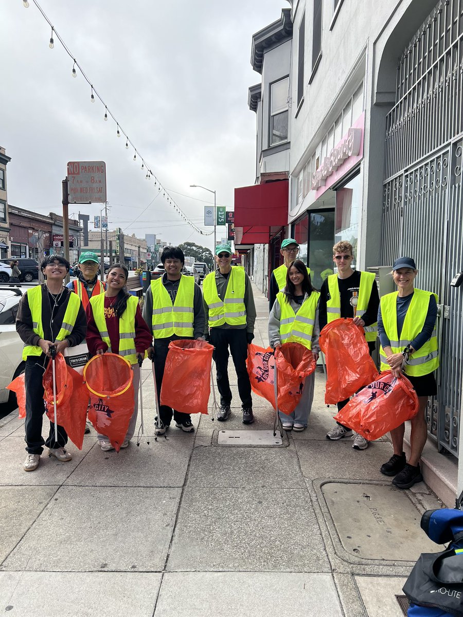 RefuseRefuseSF's tweet photo. An impactful One Richmond Cleanup along Clement, Geary, California, and the Avenues thanks to regular volunteers and new &amp; returning student volunteers from @usfca.

10 bags of trash collected then hauled away by @sfpublicworks who were also out keeping the city clean. #teamwork https://t.co/NAoLOMBGZR