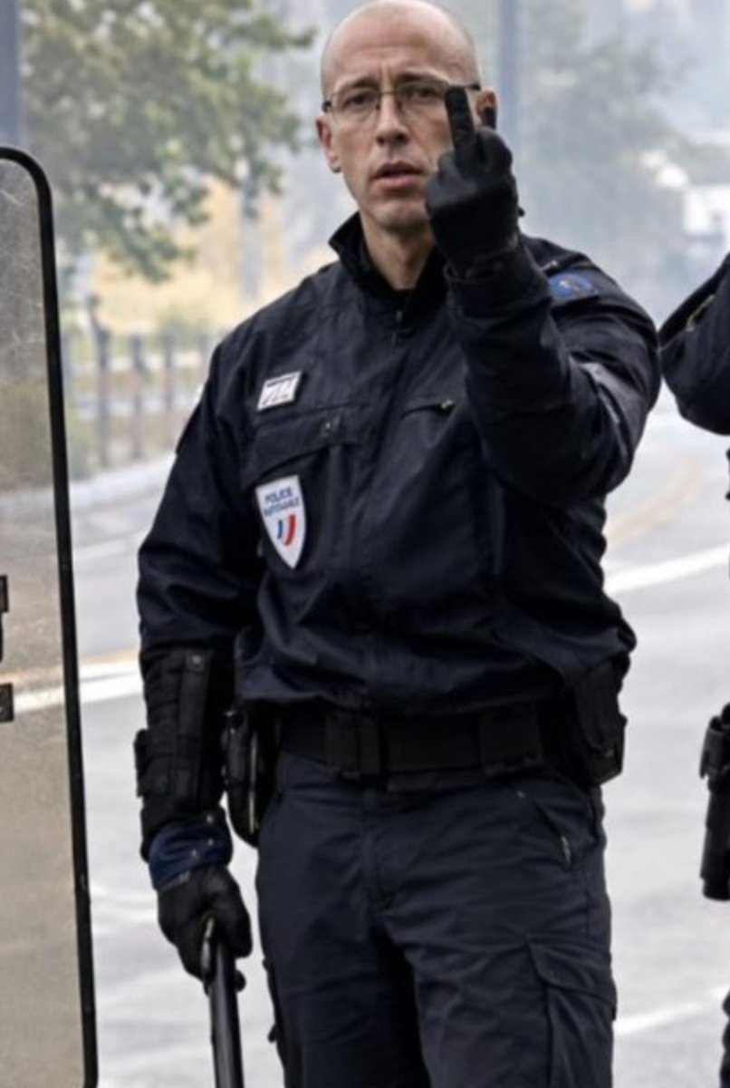 PPripas's tweet photo. Matraque, doigt d'honneur, crâne rasé et pas de RIO : c'est la police de Nunez lâchée contre la jeunesse. https://t.co/XrTjzgev9v