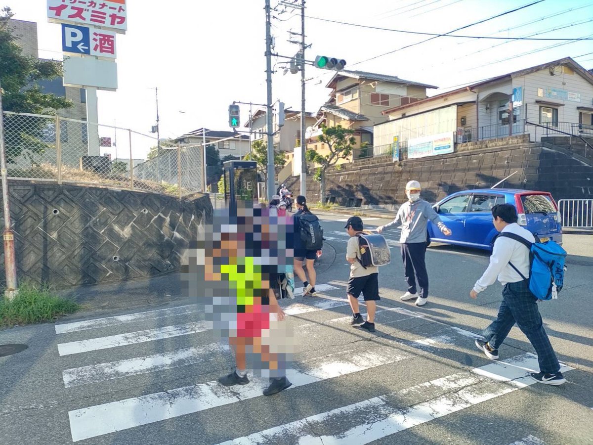 ynagatani3's tweet photo. 10月2日（金）豊能町
皆さま、おはようございます。 
日に日に、朝の外気温度が低くなっています。
今日の天気は晴れ☀️時々くもり☁
予想最高気温は25℃です。
子ども達は元気に登校しました🏫
見守りは無事故で終了🧒　
今日も一日、ご安全に😀
#豊能町　#朝のご挨拶　
#子ども見守り　#今日も元気に https://t.co/hymSlI27Pj