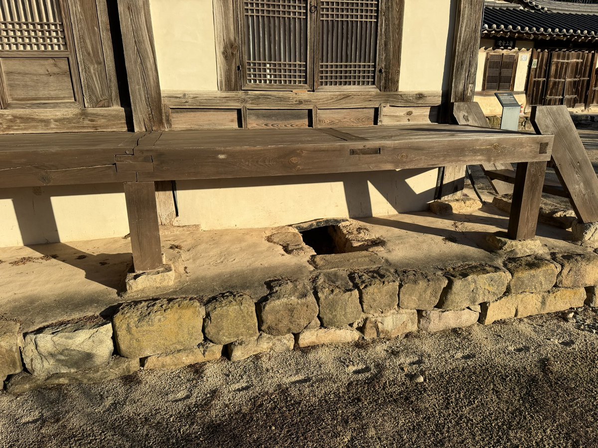 zinbei_info's tweet photo. オンドル、かまどや煙突が家屋ごとに形状が異なっててかなり面白い https://t.co/Vy2RE1oFKT