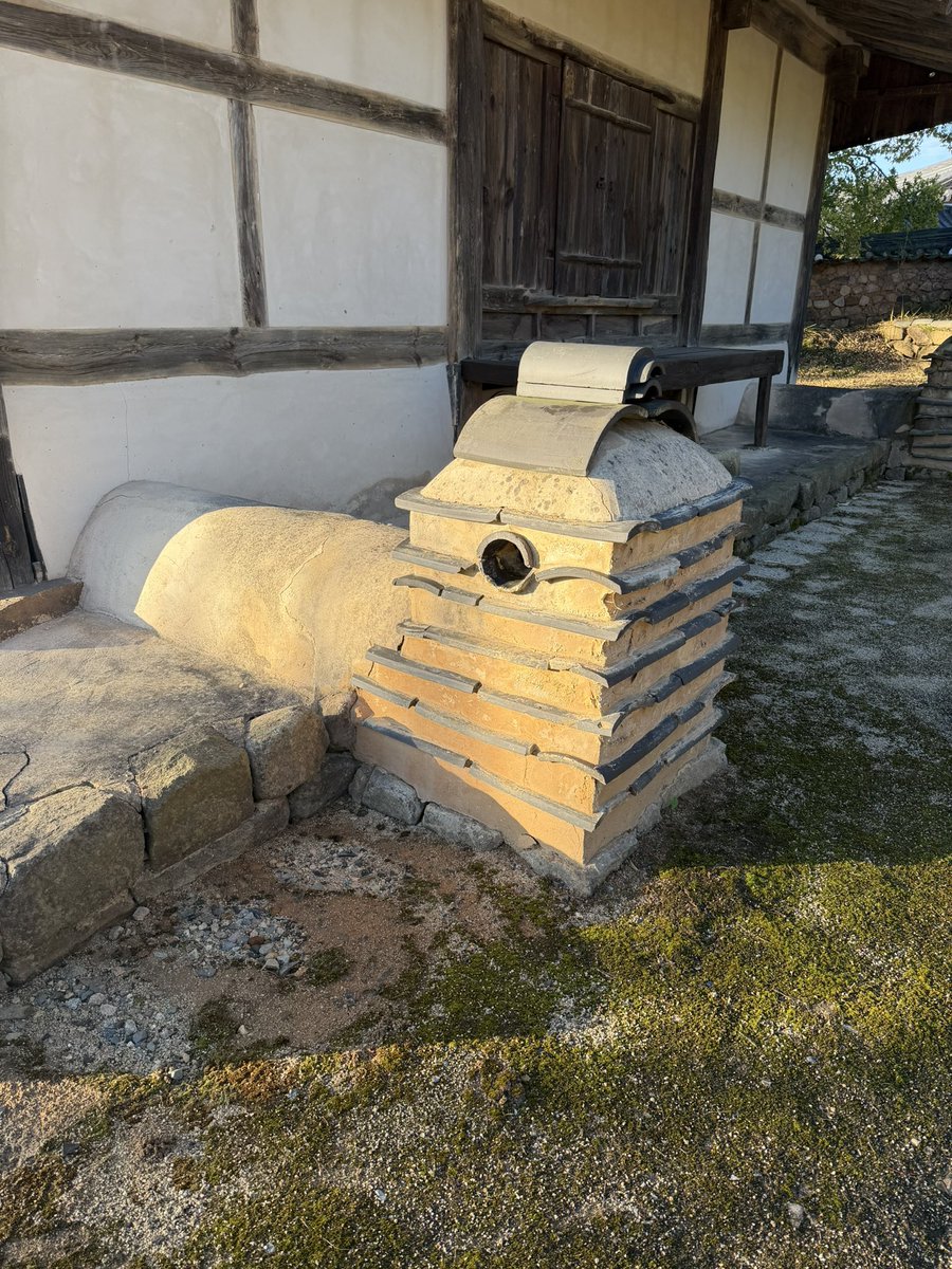zinbei_info's tweet photo. オンドル、かまどや煙突が家屋ごとに形状が異なっててかなり面白い https://t.co/Vy2RE1oFKT
