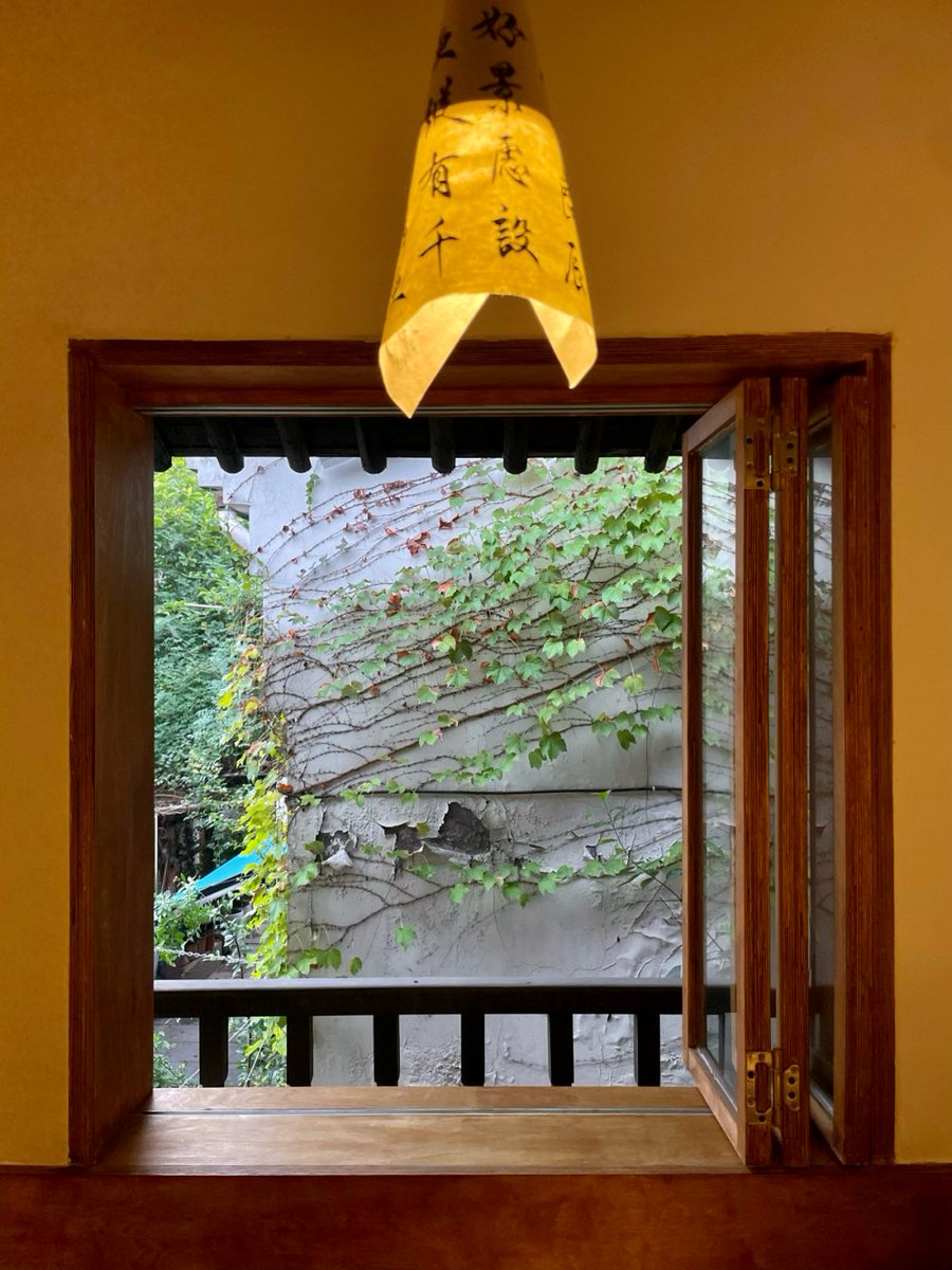 vic_dav9916's tweet photo. Beneath the latticed window stands a sandalwood pillow, with a fair face that holds such gentle grace—this quiet moment feels like a warm little blessing.， https://t.co/nLPjoqud3q