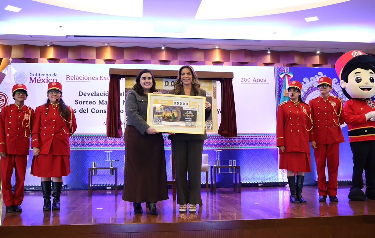 SRE_mx's tweet photo. En conmemoración de los 200 años de presencia consular de México en Nueva York, la subsecretaria para América del Norte, Cristina Planter Riebeling (@cristinaplanter), y la directora general de la Lotería Nacional (@lotenal), Olivia Salomón (@OliviaSalomonV), encabezaron la develación de un billete dedicado a este significativo aniversario.

Con esta emisión, celebramos los vínculos históricos entre México y Nueva York, y reconocemos el papel de la labor consular en el fortalecimiento de la relación con nuestras comunidades en el exterior.