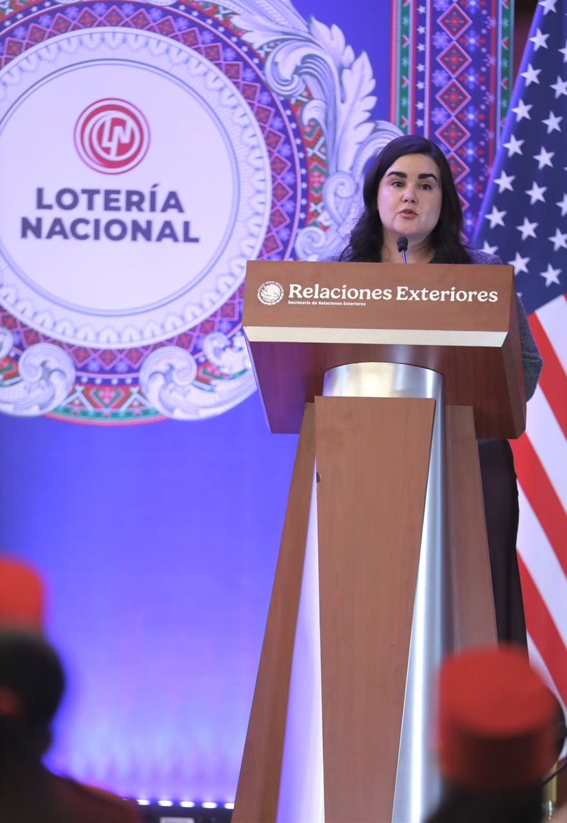 SRE_mx's tweet photo. En conmemoración de los 200 años de presencia consular de México en Nueva York, la subsecretaria para América del Norte, Cristina Planter Riebeling (@cristinaplanter), y la directora general de la Lotería Nacional (@lotenal), Olivia Salomón (@OliviaSalomonV), encabezaron la develación de un billete dedicado a este significativo aniversario.

Con esta emisión, celebramos los vínculos históricos entre México y Nueva York, y reconocemos el papel de la labor consular en el fortalecimiento de la relación con nuestras comunidades en el exterior.