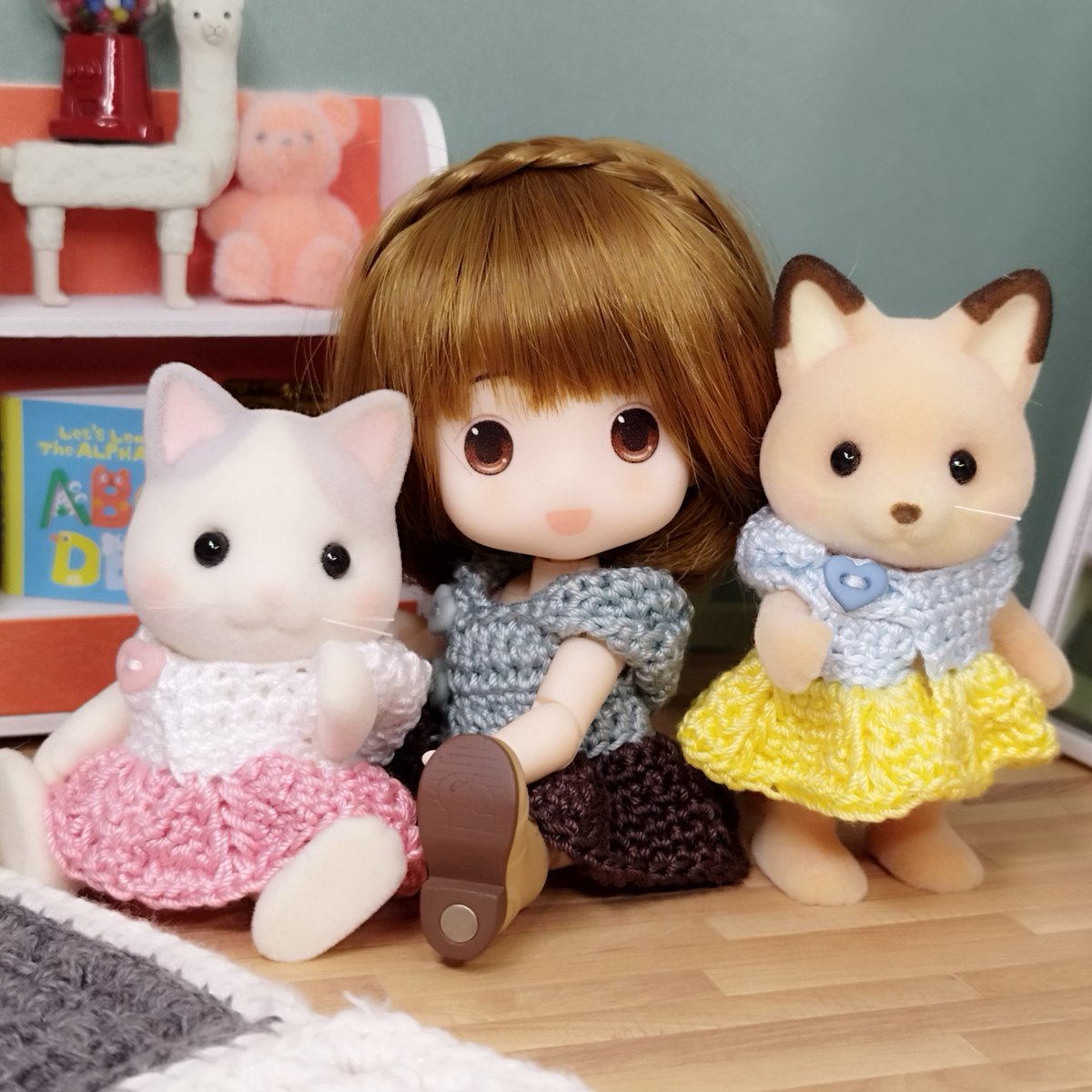 knicconoknit's tweet photo. 本日９時半からminneにて
シルバニアファミリー女の子サイズの
フード付きワンピース販売開始いたします😊
気になってくださった方はぜひ見に来てくださいね♪
#かぎ針編み #編み物 #レース糸 
#シルバニアファミリー #シルバニアファミリー服 https://t.co/oDySXZJtTd
