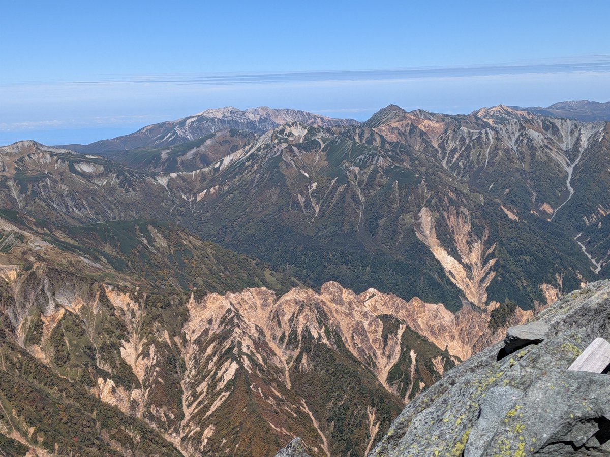 azuresky1988's tweet photo. 昨日は日帰りで新穂高から槍ヶ岳。天候に恵まれてどこまでも見える見える。夏に行った双六〜黒部方面の眺めが最高でした。去年登った時は周りの山の名前が全くわからなかったけど、わかると印象が全然違いますね。 https://t.co/oghC63wcQl