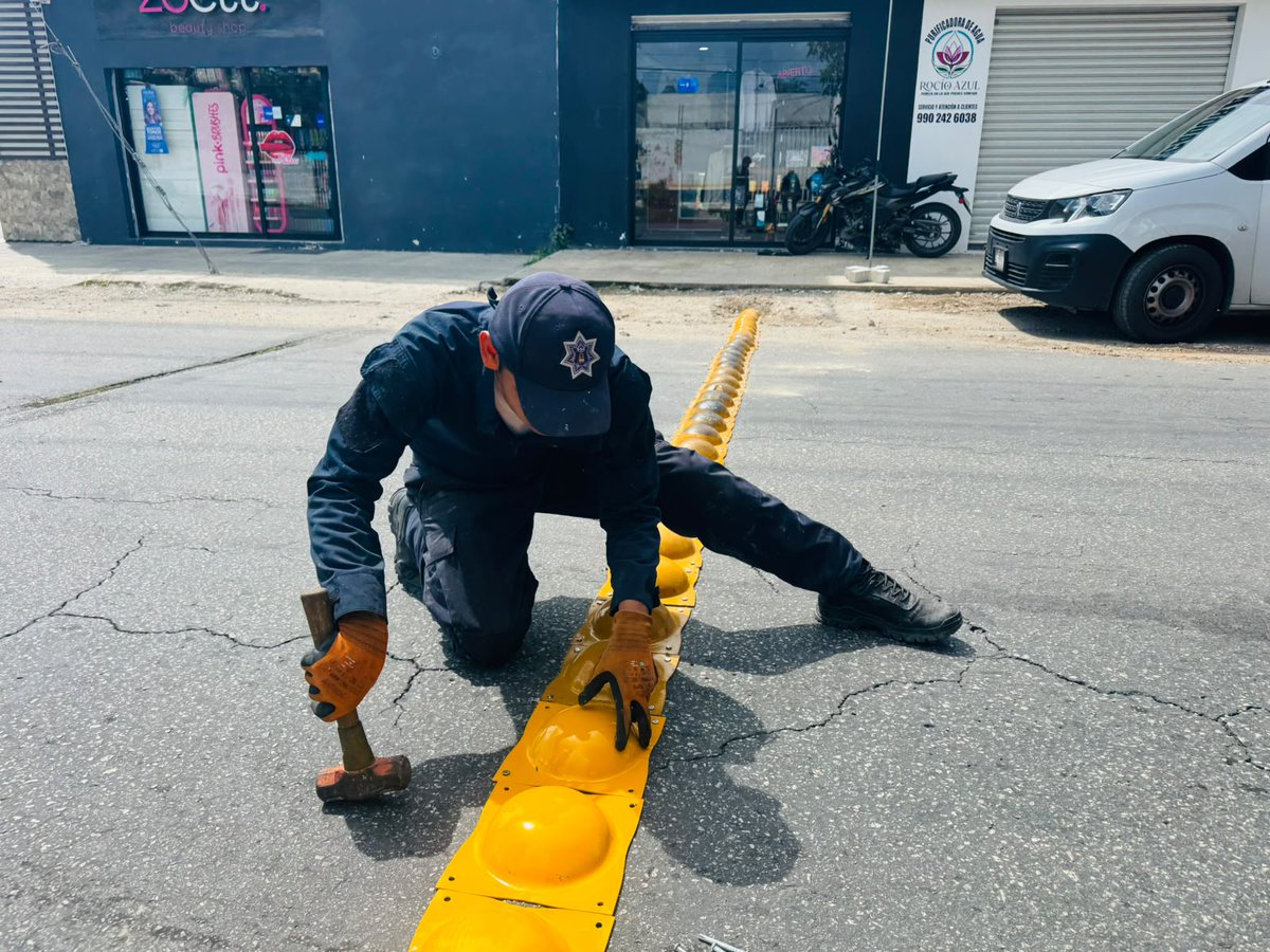 SSC_QROO's tweet photo. 🚦 Más vialidad, más seguridad.

Tránsito e Ingeniería Vial Zona Sur trabajan para mejorar la circulación mediante boyas reductoras, señalamiento, nuevos sentidos viales y atención a vehículos en abandono.

🛣️ Acciones para vialidades más seguras y ordenadas.

#ServirYProteger https://t.co/aZJcPz3DG1