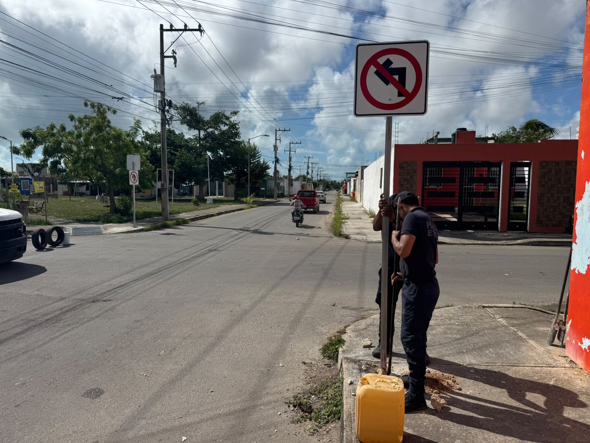 SSC_QROO's tweet photo. 🚦 Más vialidad, más seguridad.

Tránsito e Ingeniería Vial Zona Sur trabajan para mejorar la circulación mediante boyas reductoras, señalamiento, nuevos sentidos viales y atención a vehículos en abandono.

🛣️ Acciones para vialidades más seguras y ordenadas.

#ServirYProteger https://t.co/aZJcPz3DG1