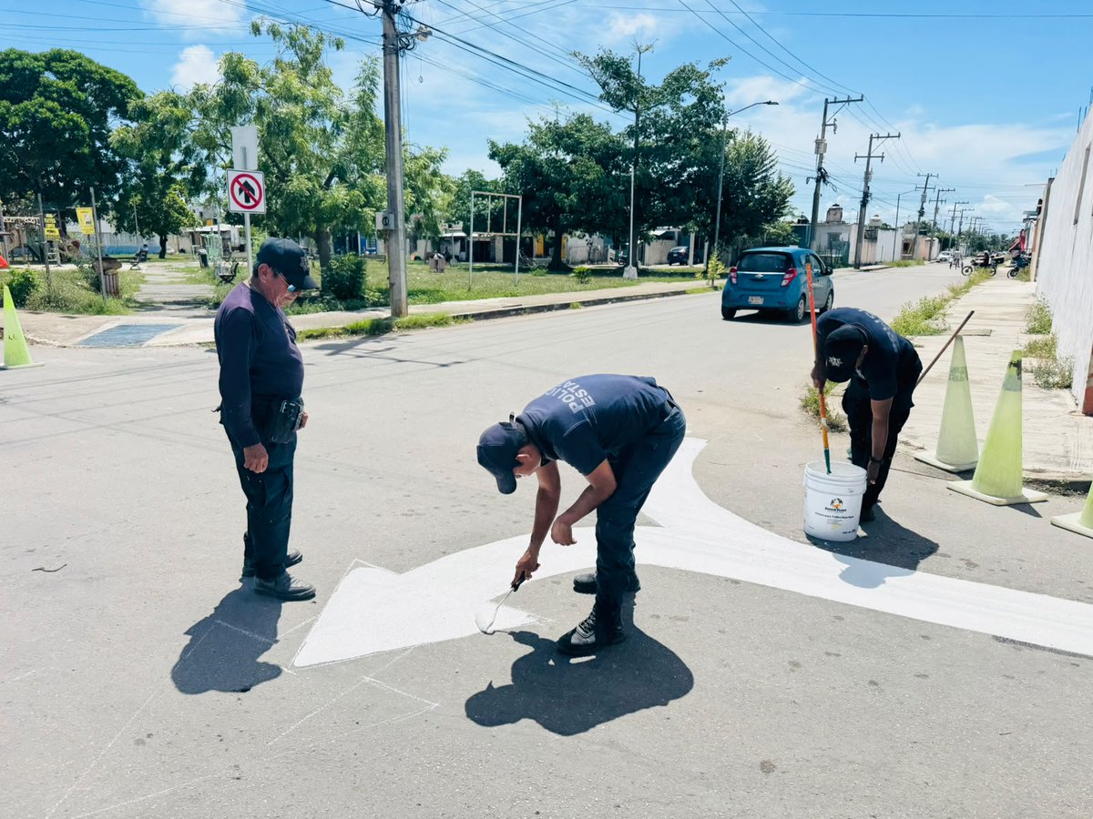 SSC_QROO's tweet photo. 🚦 Más vialidad, más seguridad.

Tránsito e Ingeniería Vial Zona Sur trabajan para mejorar la circulación mediante boyas reductoras, señalamiento, nuevos sentidos viales y atención a vehículos en abandono.

🛣️ Acciones para vialidades más seguras y ordenadas.

#ServirYProteger https://t.co/aZJcPz3DG1