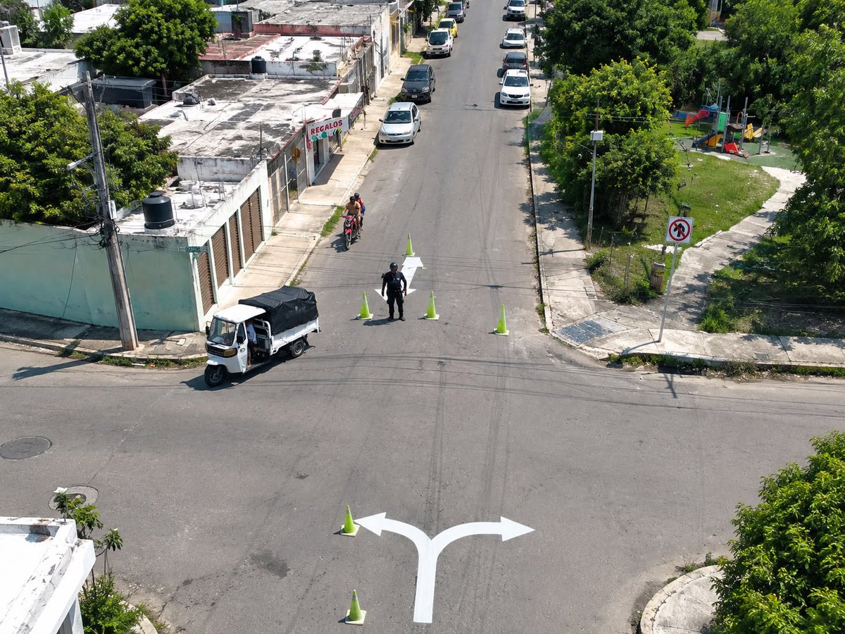 SSC_QROO's tweet photo. 🚦 Más vialidad, más seguridad.

Tránsito e Ingeniería Vial Zona Sur trabajan para mejorar la circulación mediante boyas reductoras, señalamiento, nuevos sentidos viales y atención a vehículos en abandono.

🛣️ Acciones para vialidades más seguras y ordenadas.

#ServirYProteger https://t.co/aZJcPz3DG1