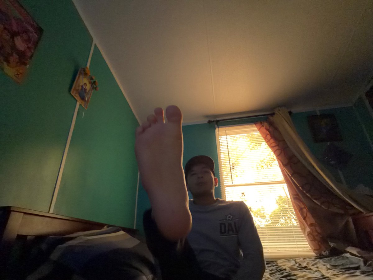 Master_Cinnabun's tweet photo. Got a lil something to get y’all’s October started. Try not to gag on the smell😏
#feet #soles #toes #sweaty https://t.co/9Te5wztsND