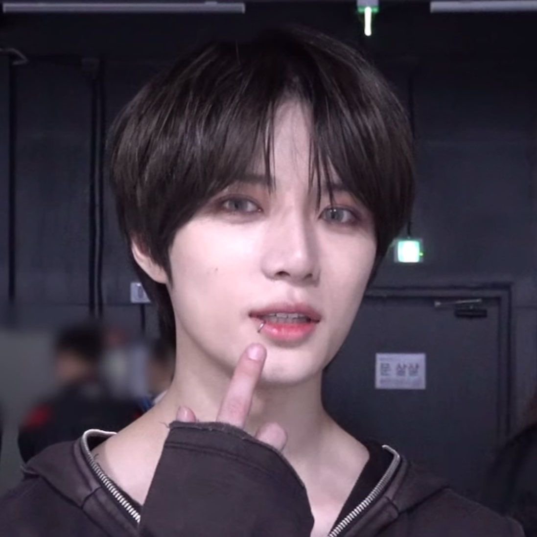 miastarkissed's tweet photo. can we get beomgyu with a lip piercing again https://t.co/OXQVVBf0zv