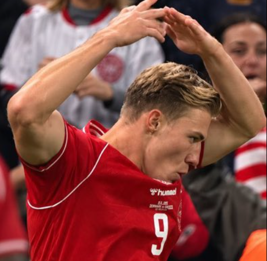 ArobaseGiovanny's tweet photo. 🔴🔴🔴 Hojlund parle de sa célébration façon Cristiano Ronaldo après son but contre le Portugal hier :

"Ce n’est pas une question de manque de respect. C'est mon idole.

C’était un hommage à un homme dont la carrière en équipe nationale a peut-être pris fin après ce qui s’est passé.

Une fois de plus, je voulais simplement lui rendre hommage."
