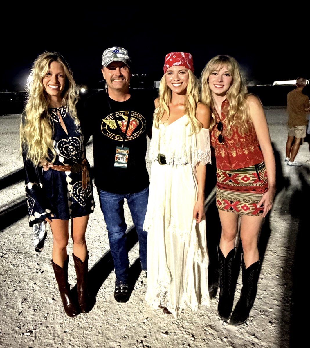 johnrich's tweet photo. Great to meet @thecastellows tonight in Alabama✔️ Love their sound, great talent! Go get em, ladies🇺🇸 https://t.co/l4aAxTwNaH
