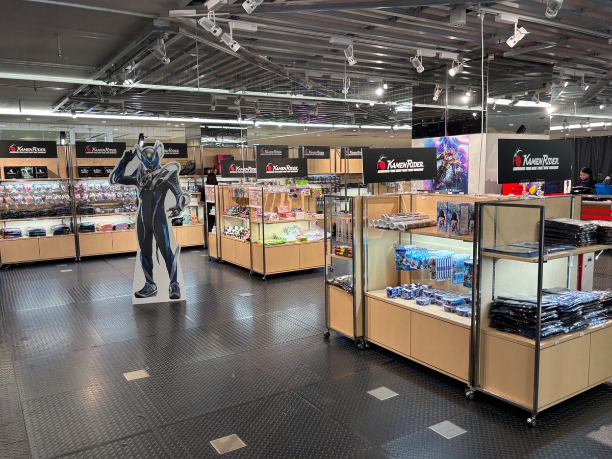 KamenRiderStore's tweet photo. 【#仮面ライダーストア ポップアップ情報】
／
博多マルイオープン‼️
＼
「仮面ライダーストアin博多マルイ」がオープン🎉
期間限定のポップアップストアへぜひお越しください💨
#仮面ライダーエグゼイド 商品を発売を記念して10/12にエグゼイドがやってくる‼️
参加するためにも10/2～10/5の間に5,000円以上購入者してグリーティングに参加できる抽選券をゲットしてください🎮

※詳細はPOPや応募時の注意事項をご確認ください。
※10/2、10/3は10時～13時まで事前整理券配布(先着)を行っております。

#LEVEL10th_EX_AID