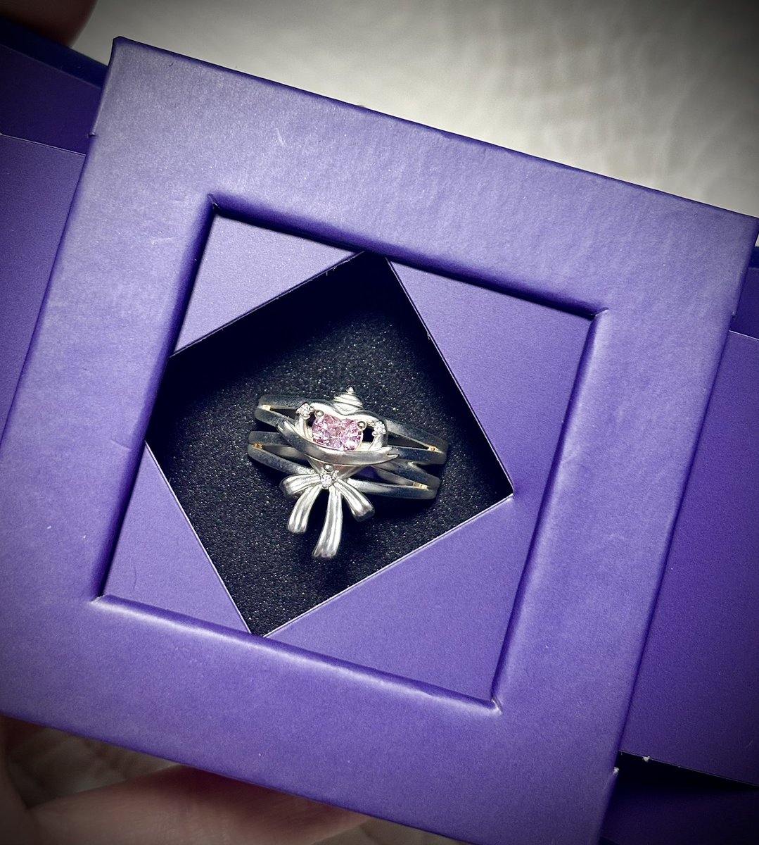 _DracoPotter_'s tweet photo. 님들
미니소 해리포터 랜덤 반지 개이쁜거 아시는분…

18400원(이었던 것.같습니다….그것은매우합리적인.)
제가 뽑은것은 저의 위시 아모르텐시아(사랑의 묘약) 반지입니다(Gorgeous..)
ㅈㅉ개이쁨 오픈링이라 크기조절 가능, 반지 상자가 상당히 간지나게 열림
이게 만원대라코????????? https://t.co/xkBpTiMBjF