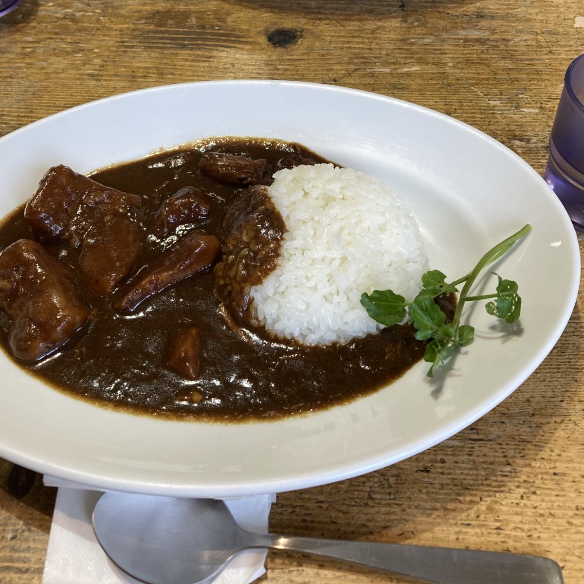 tonari_doshi's tweet photo. 農作業の合間のランチ
道の駅どうしのカレー🍛
ちょい辛、具が大きくてゴロゴロはいってます、美味しいです
クレソンのってる☺️
#道の駅どうし  ＃道志　#どうしみち https://t.co/uXR80WpuF5