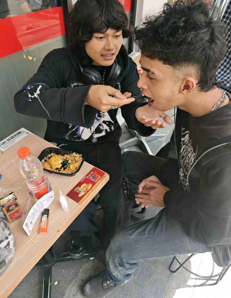 Ioenardo's tweet photo. Londo Hitam dan Sunda Virgin https://t.co/eHrfiNRCe5