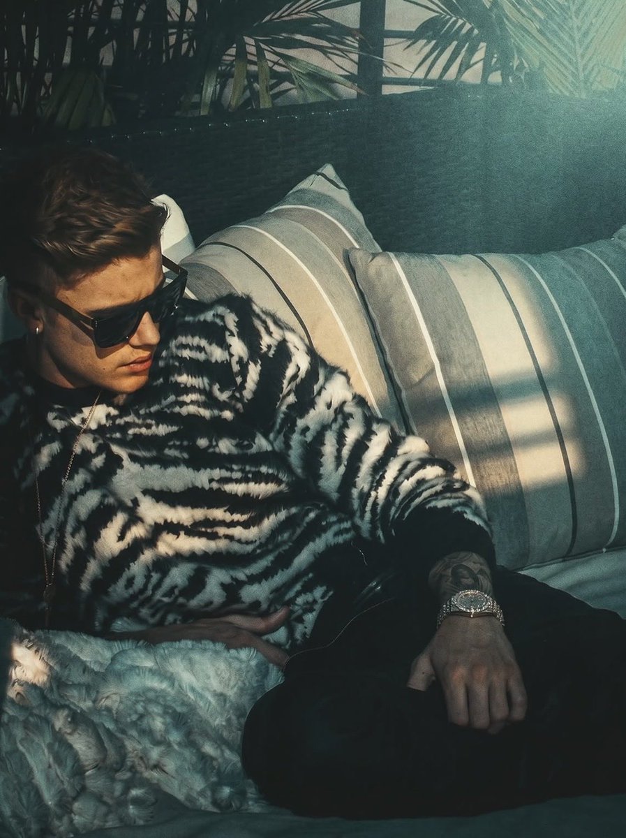 biebsoul's tweet photo. AÑOS tuvimos que esperar para que salieran a luz las fotos de esa sesión por dios. bizzle el padre de las fanfics https://t.co/W6VGFWIswj