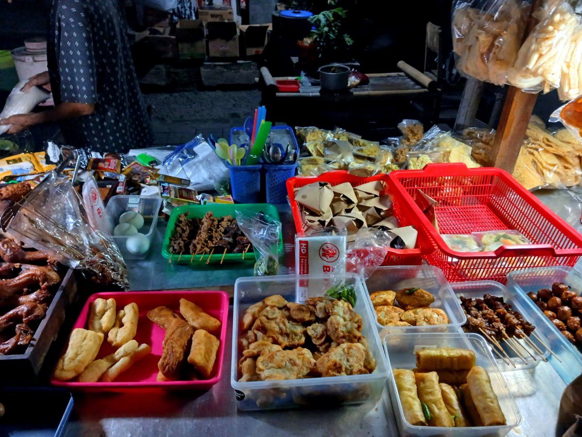 Menceng_'s tweet photo. Makanan di Angkringan tu gak pernah bikin bosan 🤤 https://t.co/WyIr59A1et