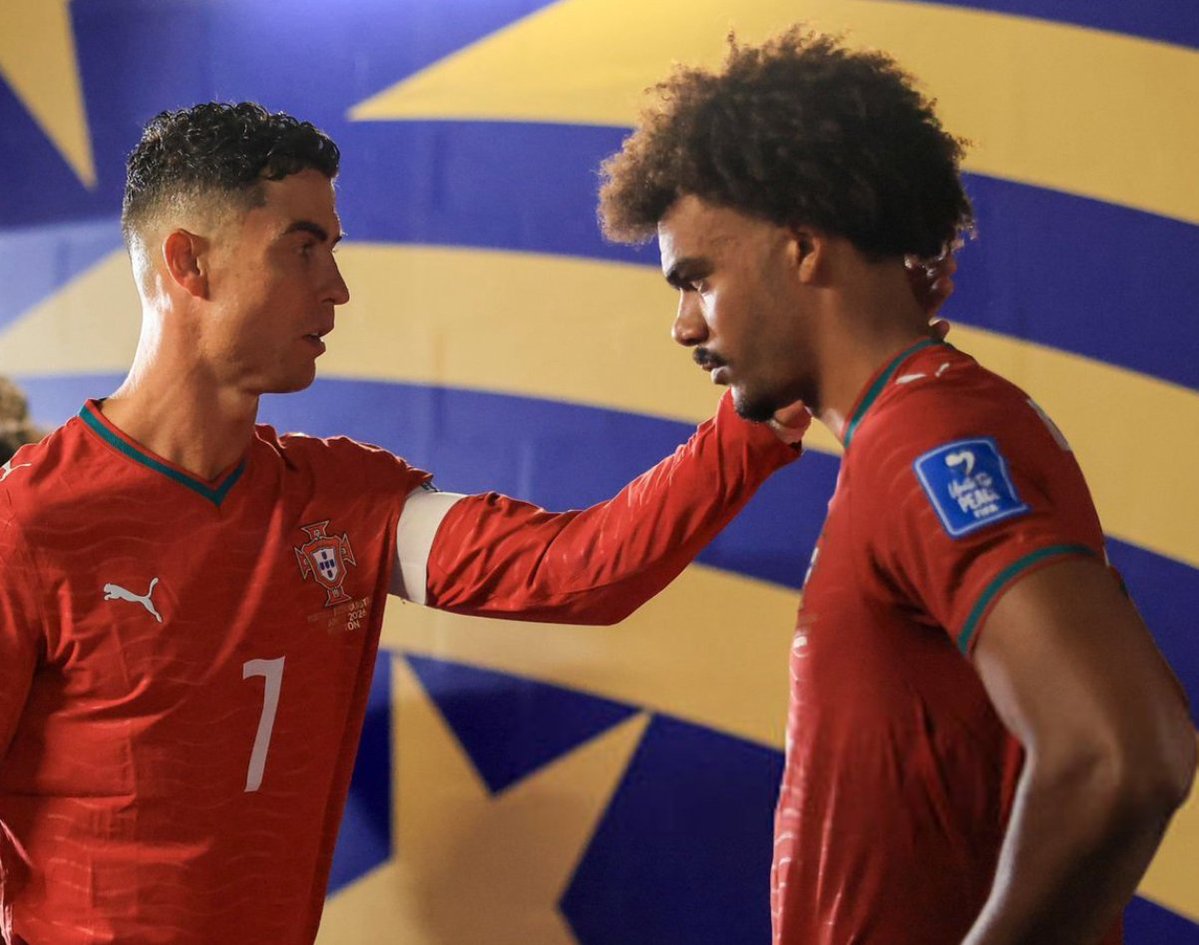 ArobaseGiovanny's tweet photo. 🔴🔴 RENATO VEIGA à propos du départ de CR7 :

"Je suis très proche de Cristiano Ronaldo, et il sait que j'ai beaucoup d'affection pour lui.

On m'a demandé de ne rien dire.

Désolé, je ne peux pas en parler." https://t.co/TKxAui6RPF