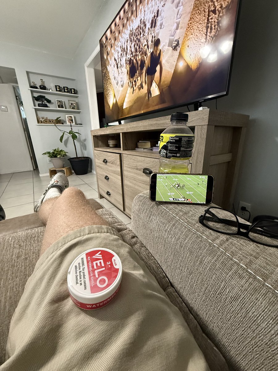 bradsisland's tweet photo. Fams using the TV gotta take matters into my own hands #TNF #makeaway https://t.co/9lFiAHEUKM
