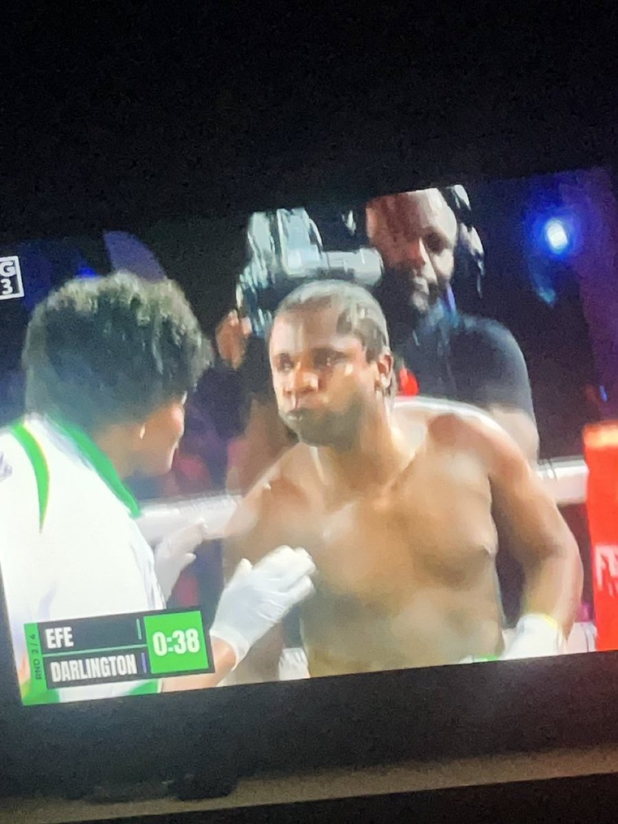 Toluwase_x's tweet photo. Carter Efe don commot Akpi tooth. 🤣 Just l!ke and rep0st if you’re happy. 🤣🤣 https://t.co/SxyyH1CslI