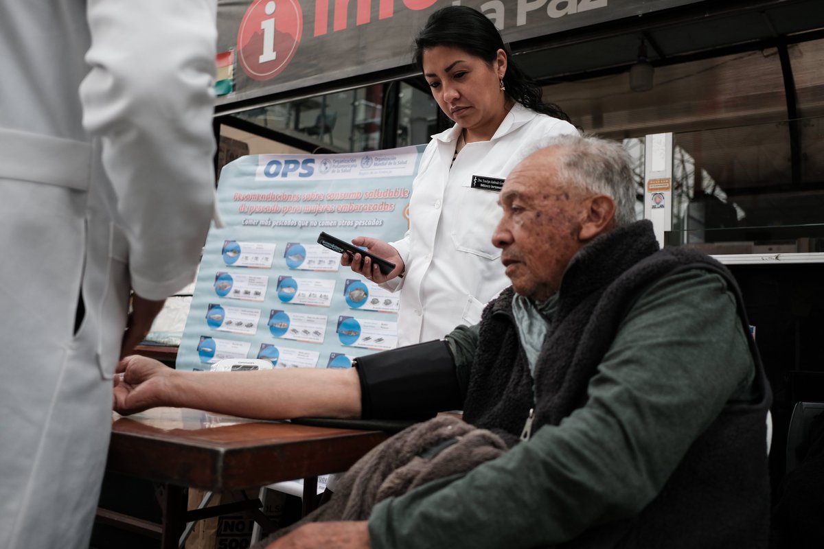 OPSOMSBolivia's tweet photo. ❤️ ¿Salud pública en la terminal de buses? ¡Así se conmemoró el #DíaMundialDelCorazón en La Paz! 🚌

La Terminal de Buses y la @OPSOMSBolivia transformaron un espacio con 4.500 pasajeros diarios en una feria integral de prevención.

No pierdas ni un solo latido. 🧵👇 https://t.co/ky2i8jgQIw