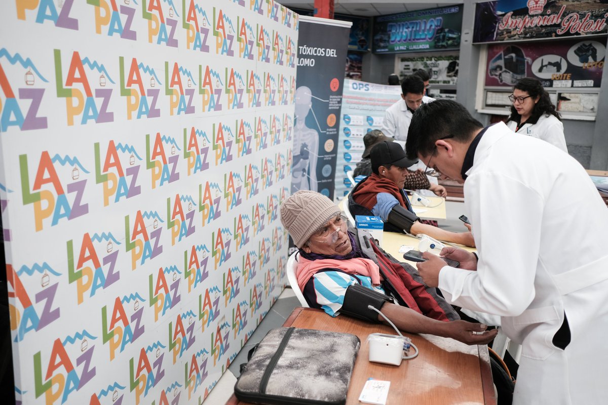 OPSOMSBolivia's tweet photo. ❤️ ¿Salud pública en la terminal de buses? ¡Así se conmemoró el #DíaMundialDelCorazón en La Paz! 🚌

La Terminal de Buses y la @OPSOMSBolivia transformaron un espacio con 4.500 pasajeros diarios en una feria integral de prevención.

No pierdas ni un solo latido. 🧵👇 https://t.co/ky2i8jgQIw