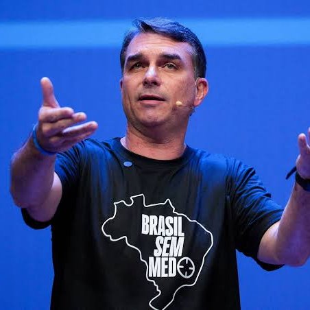 poptime's tweet photo. Lula segue EXPONDO fatos sobre Flávio Bolsonaro: 

“Um senador que tem coragem de assinar uma petição defendendo um assassino de uma criança de 5 anos de idade, uma relação amorosa com Vorcaro… Um cara desse querendo ser Presidente da República?” https://t.co/cb5RniUaMb