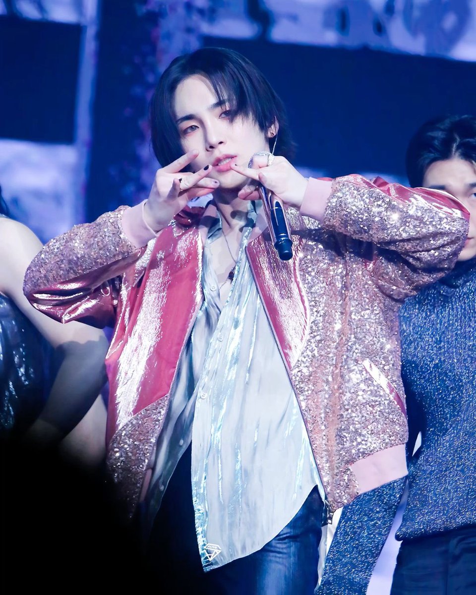 0818XH's tweet photo. 기범시🩵🩷 https://t.co/vmPYZGWjHA