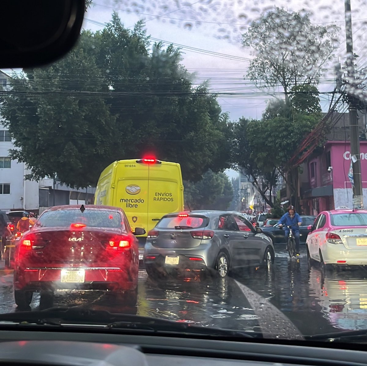 YveGa_MX's tweet photo. @trafico889 inundaciones en algunas calles de la @IztacalcoAl 
Resina, Cafetal. https://t.co/SmcanVkRC5
