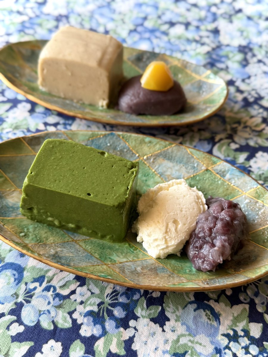 pecoros6's tweet photo. 紀の善
抹茶ババロアと栗ババロア
喫茶の後のお持ち帰りも楽しみの一つ。栗ババロアでホクホク感を堪能した後に、抹茶ババロアの濃厚なほろ苦さでキュッと引き締めるこの季節限定の贅沢な流れが幸せ。紀の善のババロア大好き。 https://t.co/qxToKCUGaC