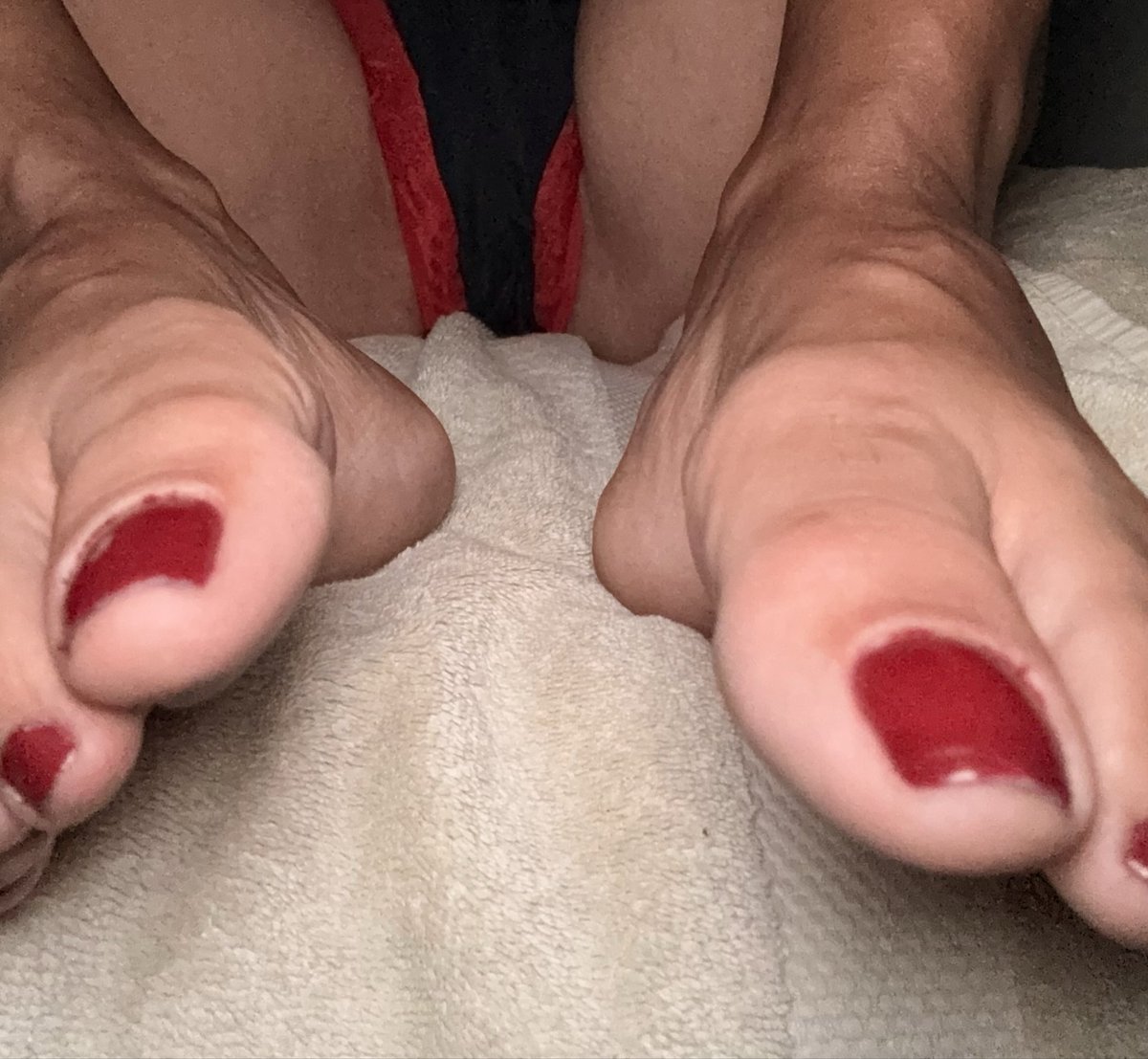 Jbeesfeet's tweet photo. If you know me, you know it’s never the first two…lol 
#cantstop they match ❤️😘💋 https://t.co/6tC2z4fqiT