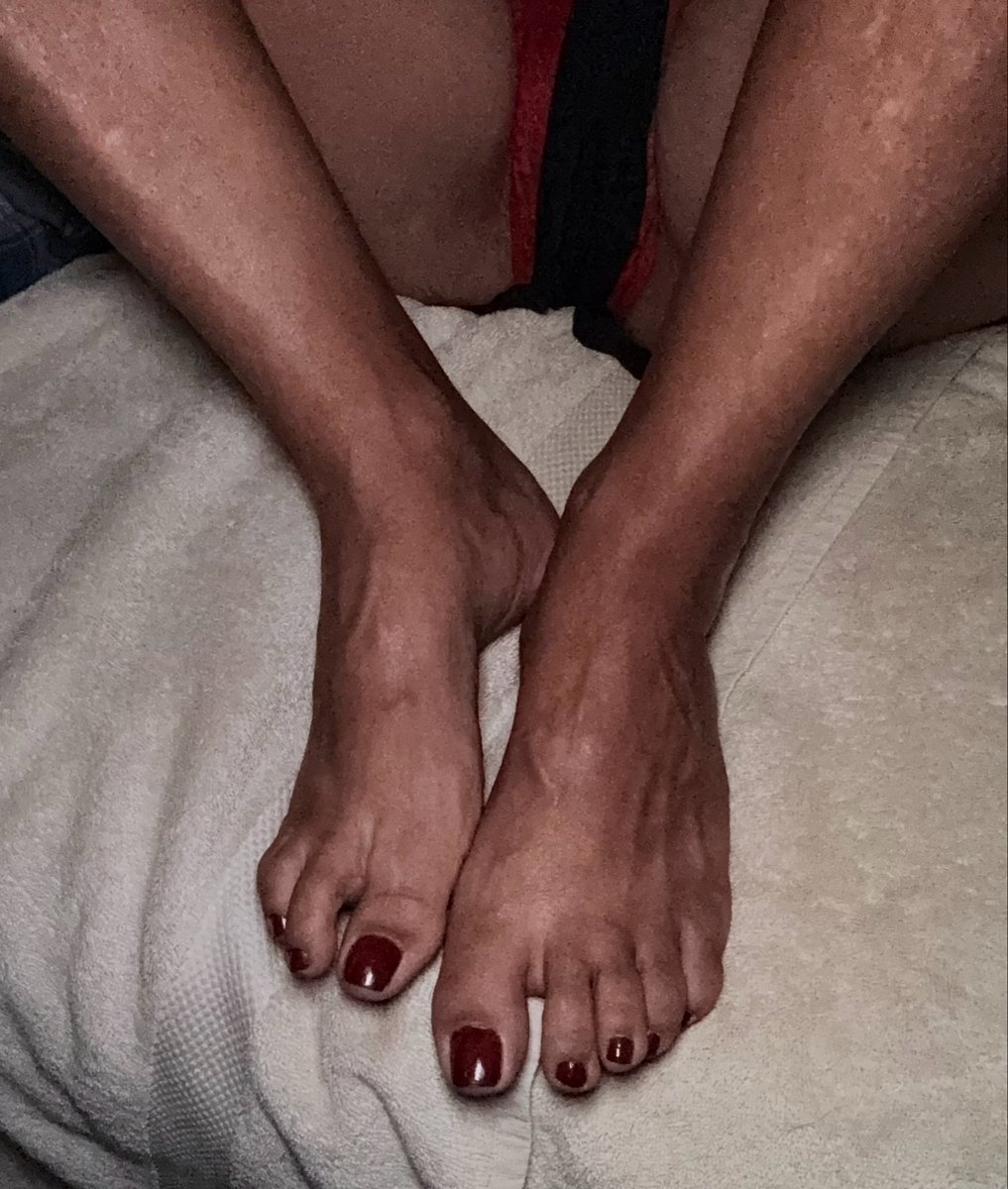 Jbeesfeet's tweet photo. If you know me, you know it’s never the first two…lol 
#cantstop they match ❤️😘💋 https://t.co/6tC2z4fqiT