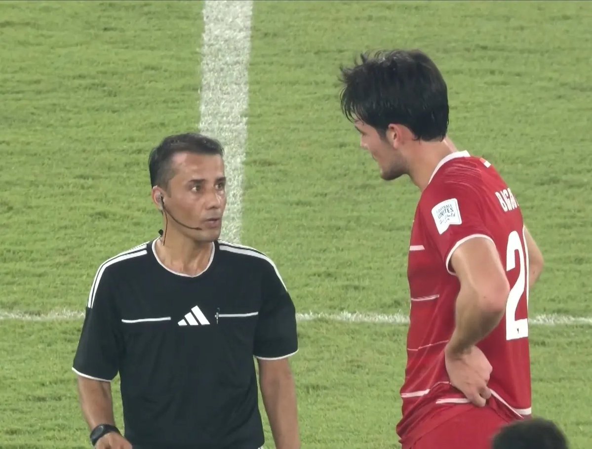 Smash1014314's tweet photo. Ada yang sadar nggak, setelah peluit akhir dibunyikan tadi, Elkan langsung menghampiri wasit buat menanyakan soal pelanggaran yang sebelumnya berujung pada pengecekan VAR untuk kemungkinan kartu merah?

Elkan berusaha memahami sudut pandang wasit soal pelanggaran tersebut, supaya bisa jadi bahan evaluasi dan pelajaran buat dirinya ke depannya.

Gestur kecil yang menunjukkan sikap seorang pemain yang punya mentalitas juara.