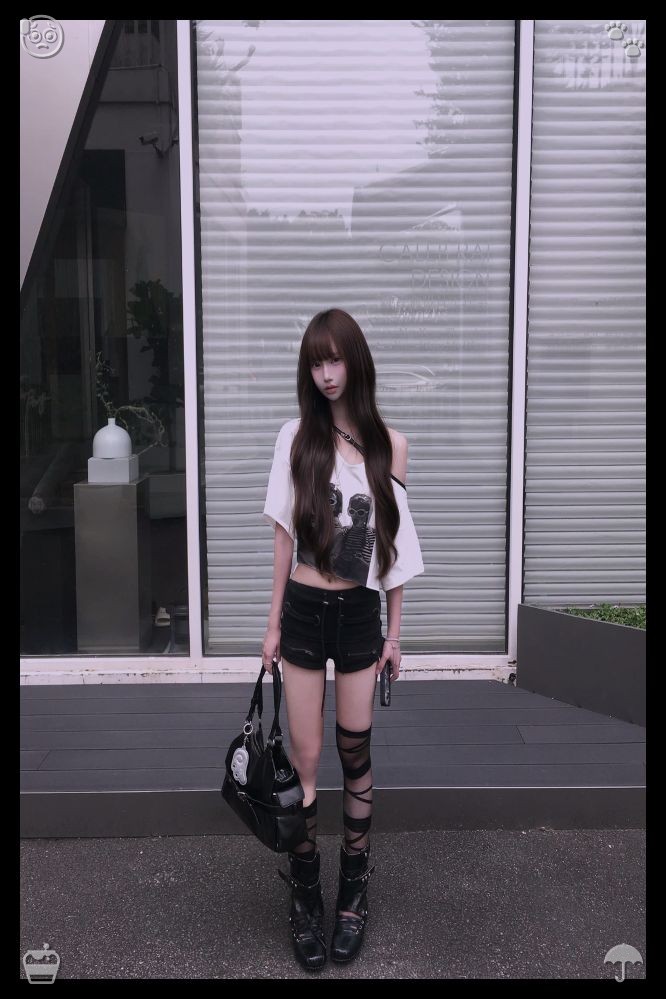 tucarigas's tweet photo. ☕Stylish small bag on the shoulderIn the afternoon, Lila changed into a casual spring look—white t-shirt, high-waisted denim jeans, and white sneakers. She added a denim jacket and a colorful necklace, looking cool and casual. https://t.co/AbMjIW1sKT