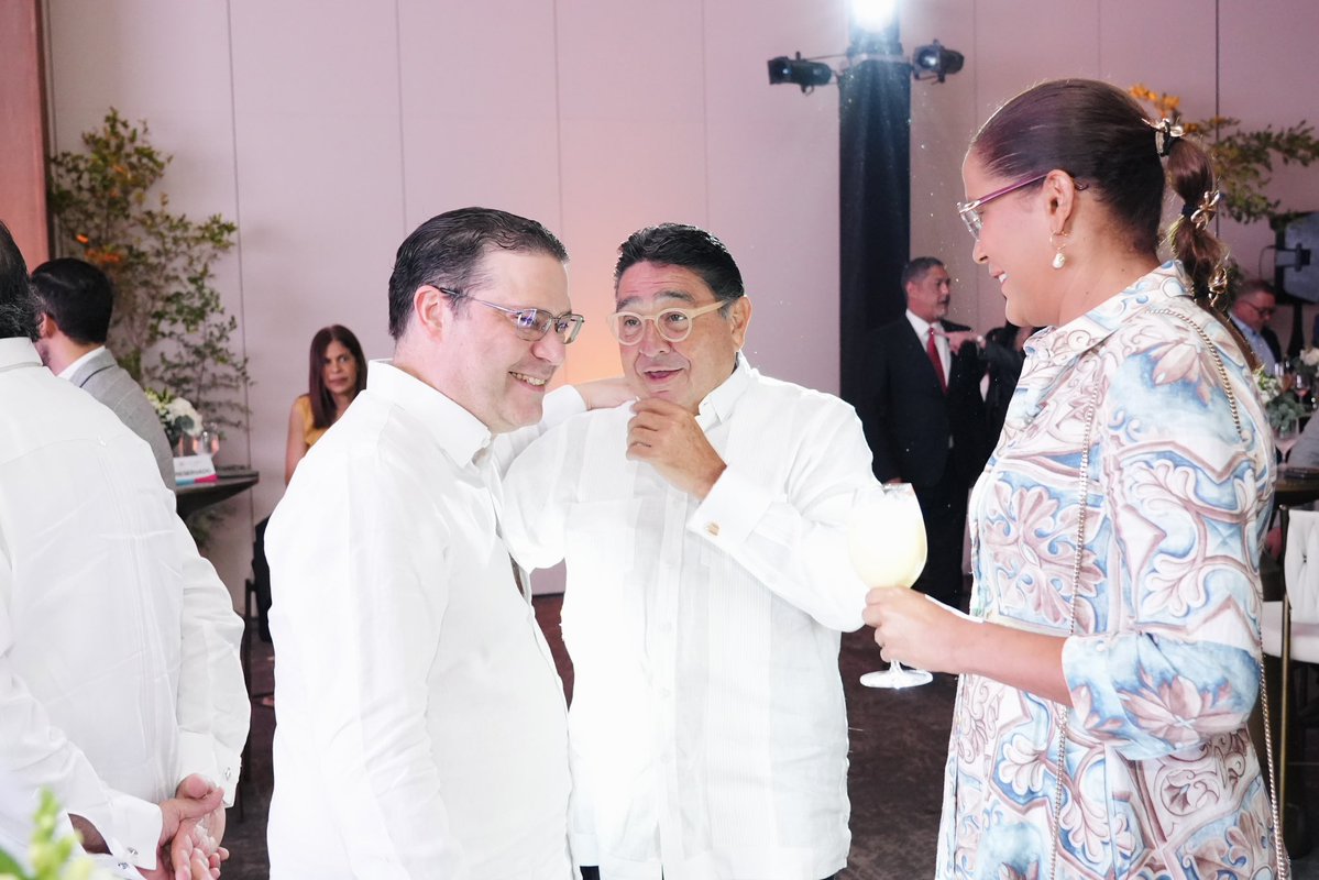 SanzLovaton's tweet photo. Gracias a @CardNETRD por la invitación a “El Relevo de un Legado”. Fue un gusto compartir con todo su equipo en una noche tan especial para esta empresa dominicana.

Felicidades a Luis Bencosme por la huella construida durante todos estos años y a Martín Cava por asumir esta nueva responsabilidad como presidente ejecutivo. Les deseo muchos éxitos en esta nueva etapa. ¡Vamos!