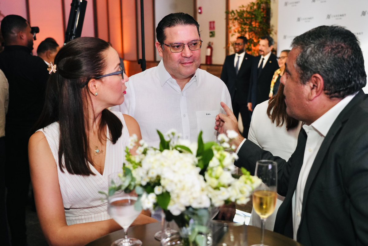 SanzLovaton's tweet photo. Gracias a @CardNETRD por la invitación a “El Relevo de un Legado”. Fue un gusto compartir con todo su equipo en una noche tan especial para esta empresa dominicana.

Felicidades a Luis Bencosme por la huella construida durante todos estos años y a Martín Cava por asumir esta nueva responsabilidad como presidente ejecutivo. Les deseo muchos éxitos en esta nueva etapa. ¡Vamos!