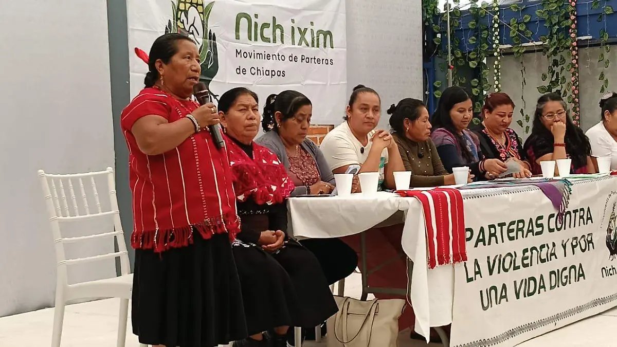 Avispa_Midia's tweet photo. El Movimiento de parteras Nich Ixim denuncia riesgos por violencia y obstáculos con instituciones de salud pese al reconocimiento legal de la partería tradicional.

👉 https://t.co/obIFFkbw0Q  🐝

#ParteríaTradicional #Chiapas https://t.co/Ia57dJvX40