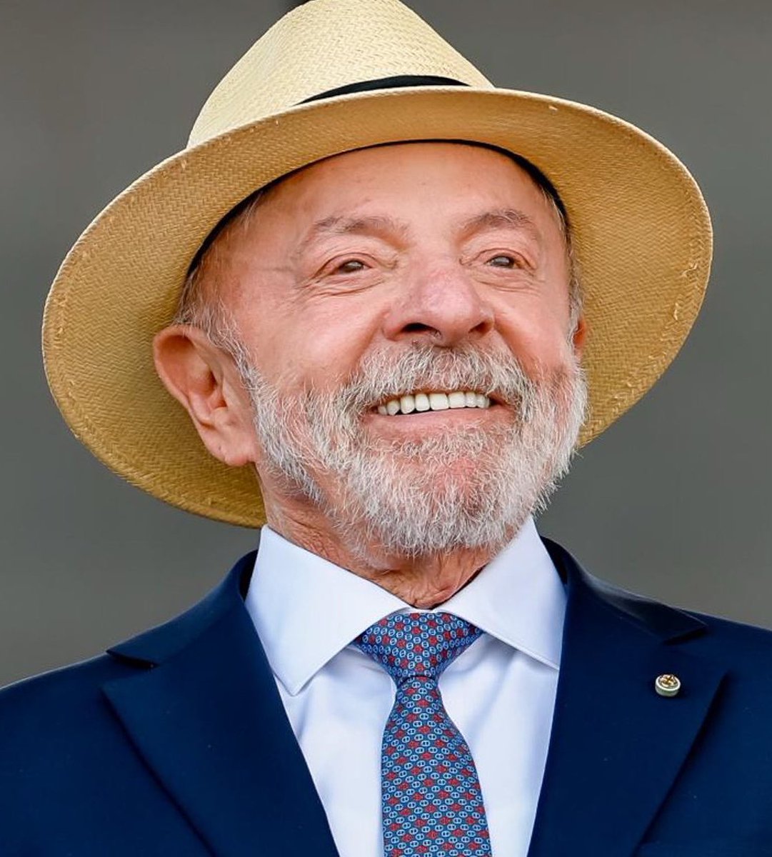 poponze's tweet photo. MATOU! Lula fala sobre conversas com Trump: 

“De vez em quando o Trump fala pra mim: ‘Eu tenho o melhor exército, a melhor marinha, o melhor foguete’, e eu falo: ‘Trump, eu não quero saber, não quero guerra com você, porr@. Eu quero derrotar você na narrativa’.” https://t.co/pisEd0FHaE