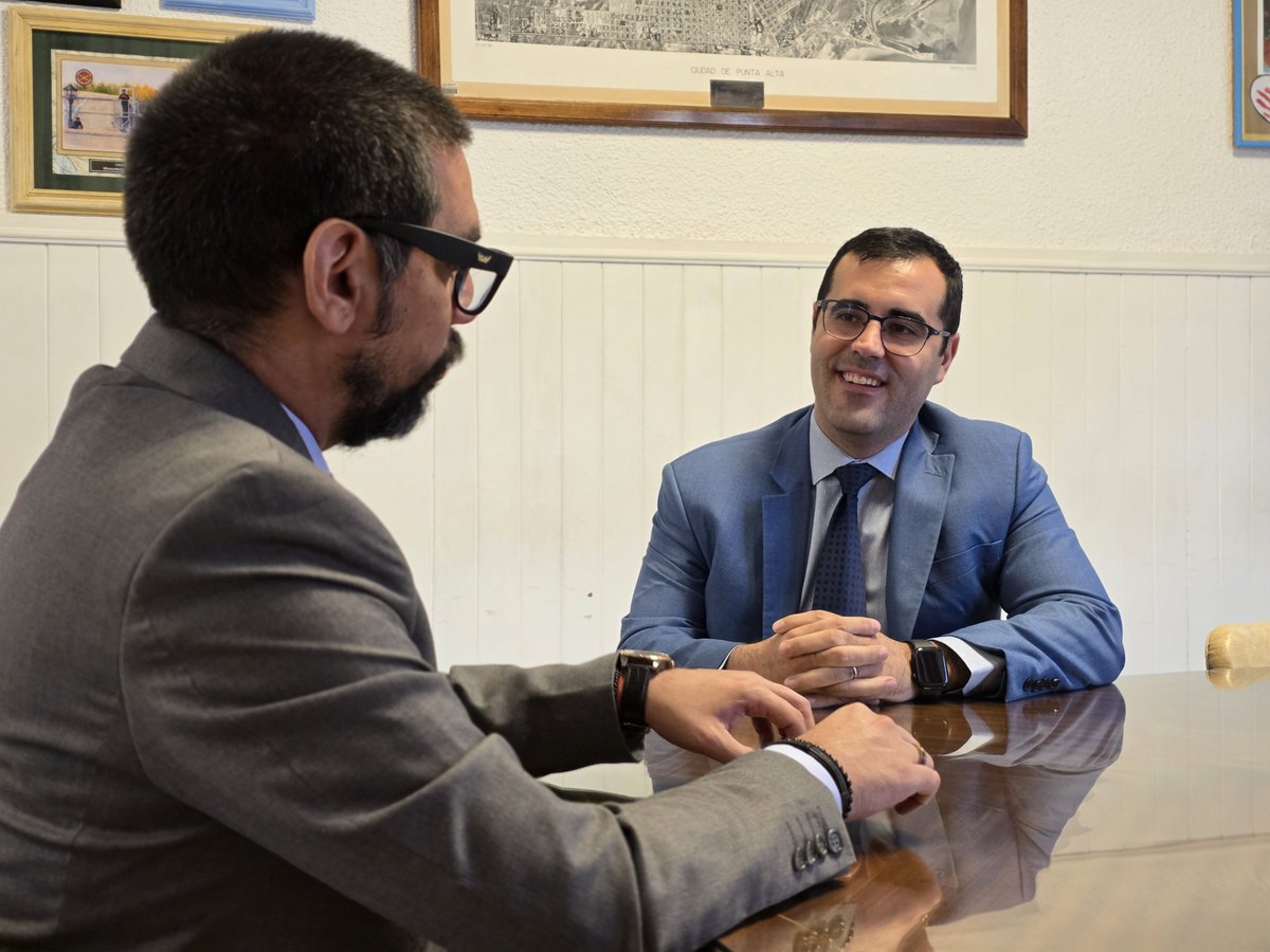 rodrigo_arist's tweet photo. 🇪🇸 Tuve la oportunidad de reunirme con el cónsul general de España en la región, Francisco Javier San Román Gómez.

💬 Una charla muy interesante sobre la actualidad de nuestra ciudad, la realidad de la región y también sobre España, pensando en las oportunidades que existen para seguir fortaleciendo los vínculos entre nuestras comunidades.

Estos encuentros son importantes porque nos permiten generar lazos institucionales, intercambiar miradas y abrir puertas para futuras acciones de cooperación.

Coronel Rosales tiene una historia y una comunidad muy vinculada a España, y creo que tenemos mucho para seguir construyendo a partir de esos lazos. 🇦🇷🤝🏼🇪🇸