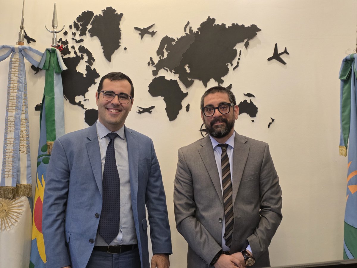 rodrigo_arist's tweet photo. 🇪🇸 Tuve la oportunidad de reunirme con el cónsul general de España en la región, Francisco Javier San Román Gómez.

💬 Una charla muy interesante sobre la actualidad de nuestra ciudad, la realidad de la región y también sobre España, pensando en las oportunidades que existen para seguir fortaleciendo los vínculos entre nuestras comunidades.

Estos encuentros son importantes porque nos permiten generar lazos institucionales, intercambiar miradas y abrir puertas para futuras acciones de cooperación.

Coronel Rosales tiene una historia y una comunidad muy vinculada a España, y creo que tenemos mucho para seguir construyendo a partir de esos lazos. 🇦🇷🤝🏼🇪🇸
