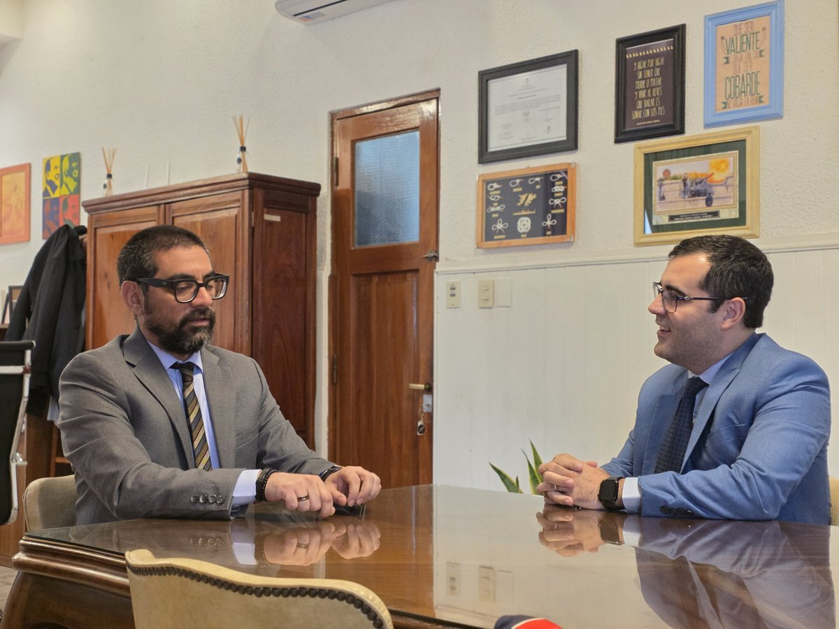 rodrigo_arist's tweet photo. 🇪🇸 Tuve la oportunidad de reunirme con el cónsul general de España en la región, Francisco Javier San Román Gómez.

💬 Una charla muy interesante sobre la actualidad de nuestra ciudad, la realidad de la región y también sobre España, pensando en las oportunidades que existen para seguir fortaleciendo los vínculos entre nuestras comunidades.

Estos encuentros son importantes porque nos permiten generar lazos institucionales, intercambiar miradas y abrir puertas para futuras acciones de cooperación.

Coronel Rosales tiene una historia y una comunidad muy vinculada a España, y creo que tenemos mucho para seguir construyendo a partir de esos lazos. 🇦🇷🤝🏼🇪🇸
