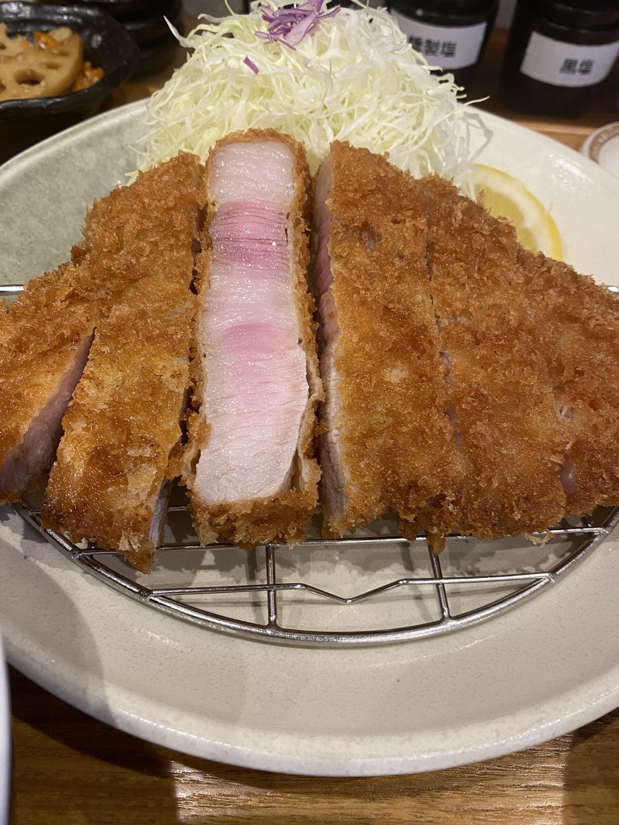 kunny_train_sin's tweet photo. 中野  とんかつ のり
■特上ロースかつランチ（脂の甘味が存分に味わえる） https://t.co/HWhoIP3wEl
