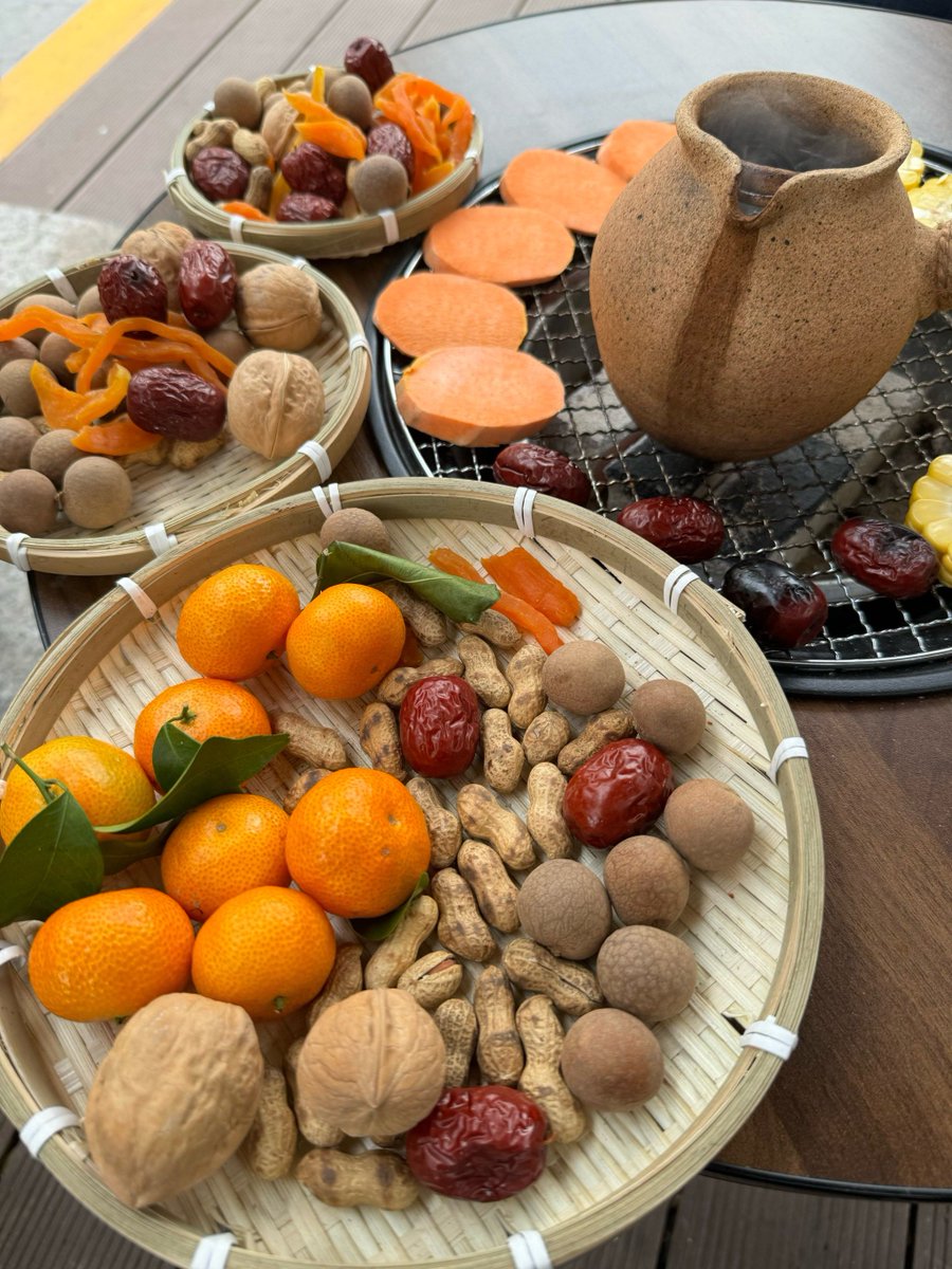 izozln5df's tweet photo. I spotted a cute round citrus plate on a carved stone pier, with fresh pomelo slices and tangerine segments resting on a silk sash! https://t.co/5nHpd3dwwB