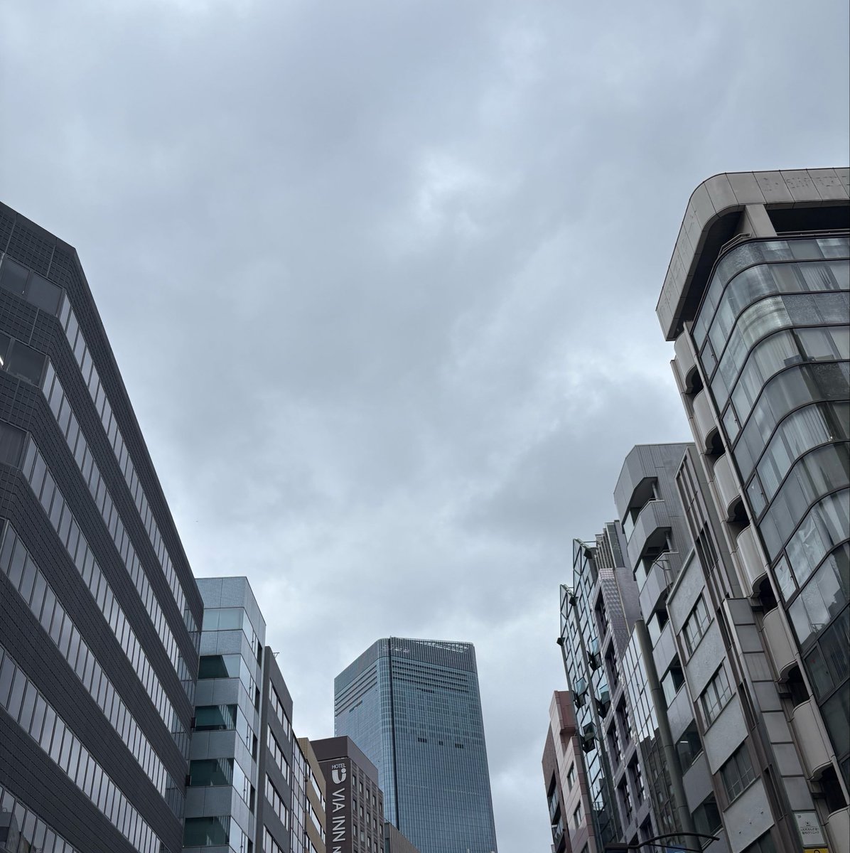 pita_masui's tweet photo. おはようございます。

曇天の東京日本橋。
ちょっと体を動かすにはちょうど良い気候になってきました。

皆様も良い一日をお過ごしください♪
#企業公式が毎朝地元の天気を言い合う 
#福祉用具 https://t.co/O9JOyzxizF
