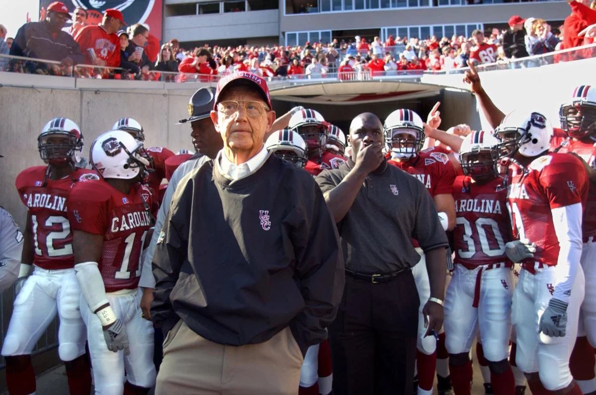 FamouslyGarnet's tweet photo. **BREAKING**

South Carolina will honor legendary head coach Lou Holtz this weekend during the Gamecocks’ matchup against Kentucky.

Skip Holtz and members of the Holtz family will be in Columbia for the special recognition. https://t.co/nXTpeLiBTt